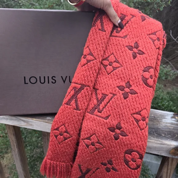 Louis Vuitton Monogram Vibrant Red Knit Scarf - Picture 3 of 3